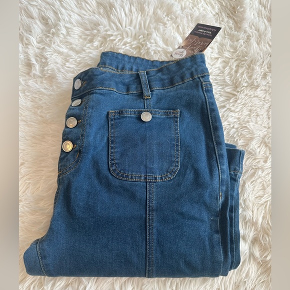 NWT•XXL•The Ultimate Chic Modern Flare Legged Jeans - Picture 9 of 17